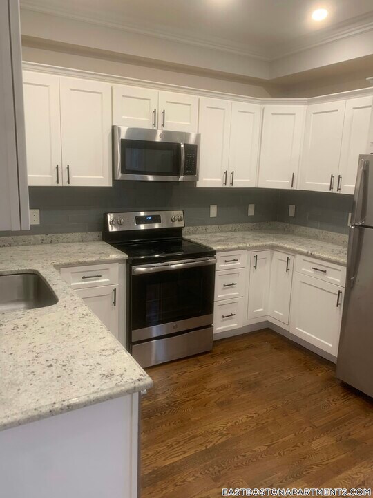75 Morris St in Boston, MA - Building Photo
