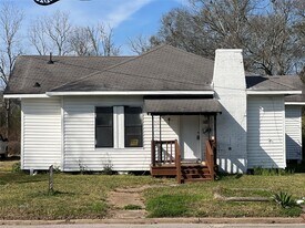 1101 N 1st St in Lufkin, TX - Building Photo