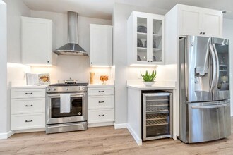 336 E Washington Ave in Sunnyvale, CA - Foto de edificio - Building Photo