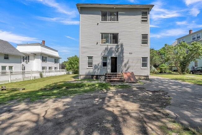 10 Foster St in Webster, MA - Building Photo - Building Photo