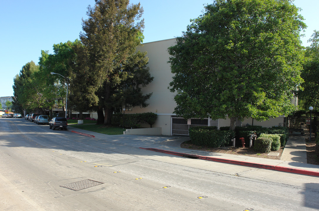 240 N Bayshore Blvd in San Mateo, CA - Building Photo