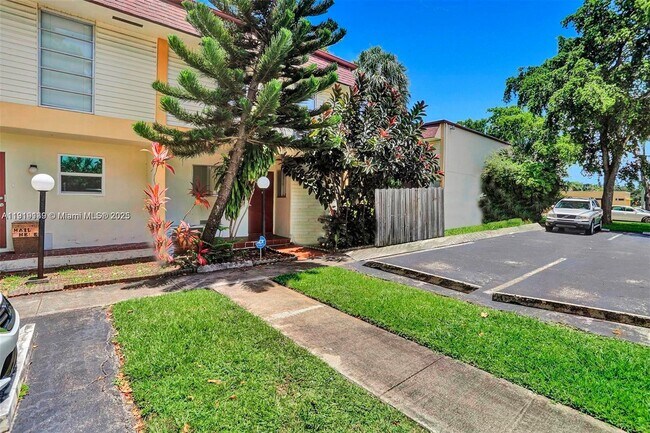 2701 N 34th Ave in Hollywood, FL - Building Photo - Building Photo