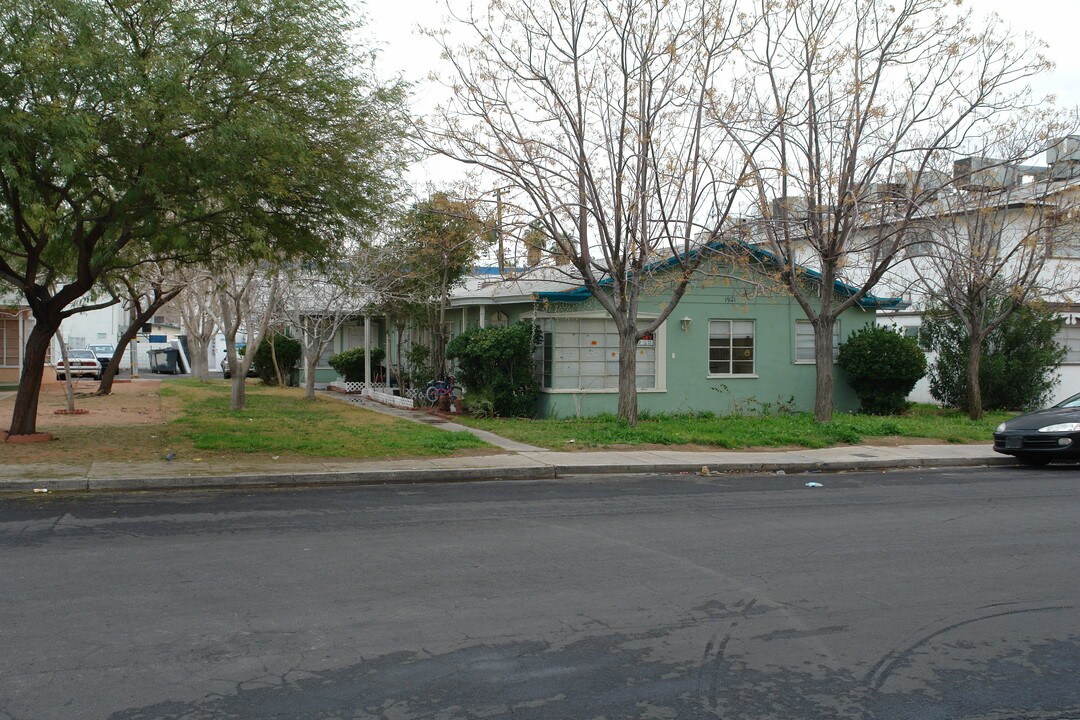 1921 Santa Paula Dr in Las Vegas, NV - Foto de edificio