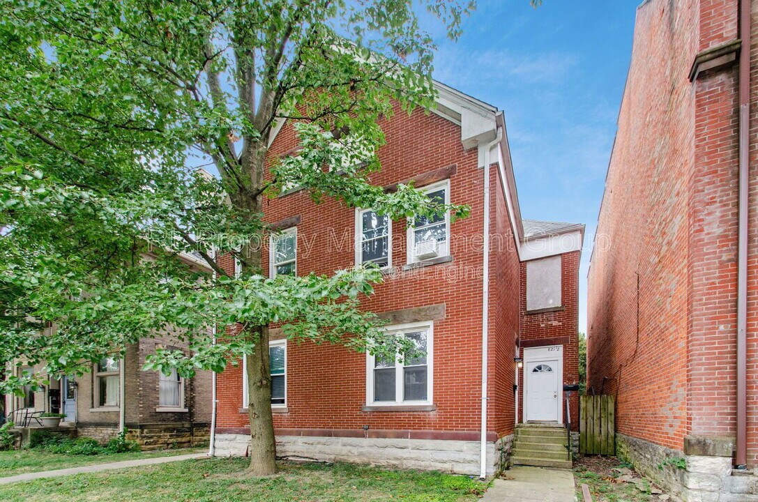 821 Oak St in Columbus, OH - Building Photo