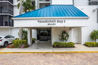 Vanderbilt Bay I in Naples, FL - Foto de edificio - Building Photo