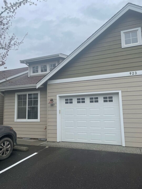 923 Aaron Dr in Lynden, WA - Building Photo