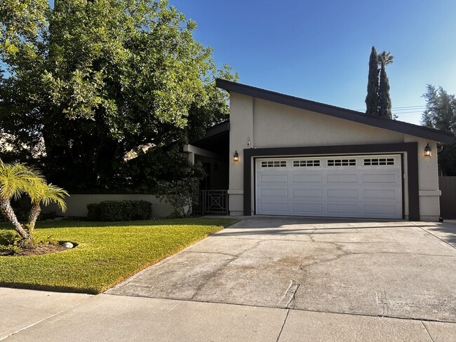 2144 Queensberry Rd in Pasadena, CA - Building Photo - Building Photo