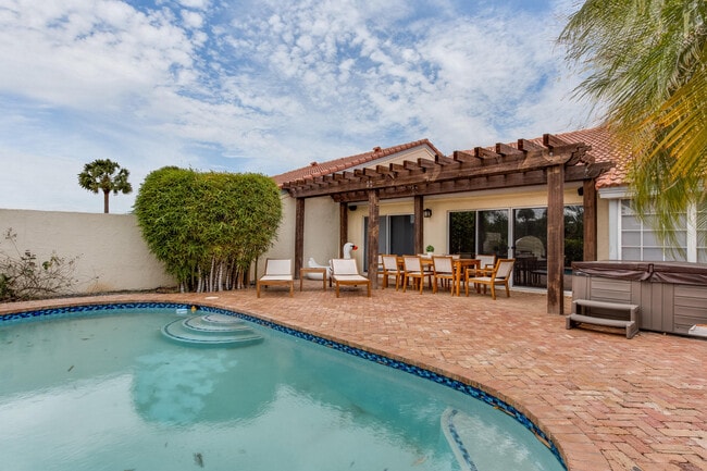 2312 Las Casitas Dr in Wellington, FL - Building Photo - Building Photo