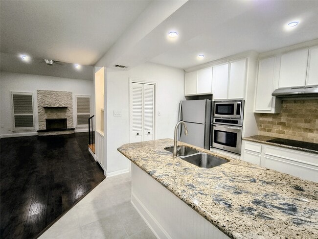 902 Memorial Village Dr in Houston, TX - Building Photo - Building Photo