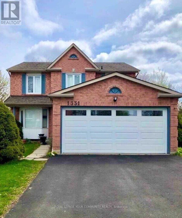 1331 Anton Square in Pickering, ON - Building Photo