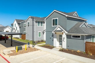 YardHomes® Parkside in Denton, TX - Foto de edificio - Building Photo