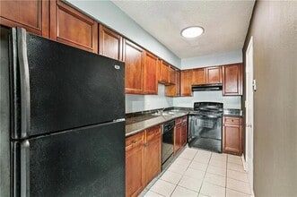 241 Helen St in Terrytown, LA - Foto de edificio - Building Photo