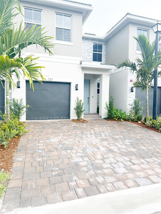 137 SW 170th Ave in Pembroke Pines, FL - Building Photo