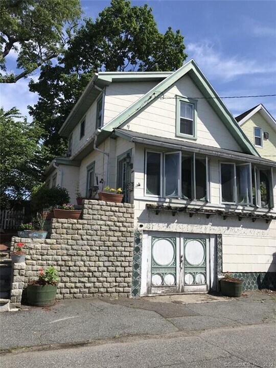 1 Cottage St in Norwalk, CT - Building Photo