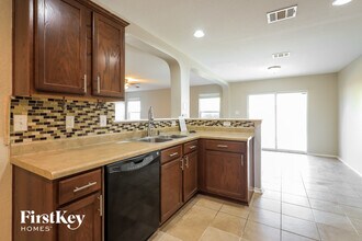 1811 Buescher Path in San Antonio, TX - Foto de edificio - Building Photo