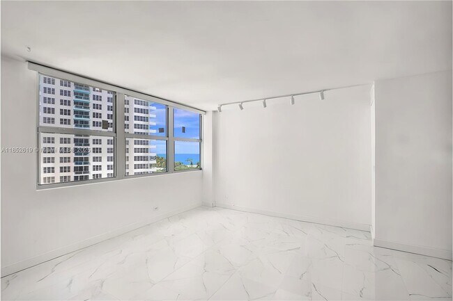 5055 Collins Ave in Miami Beach, FL - Building Photo - Building Photo