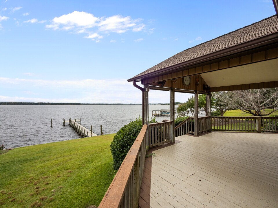 138 White Oak Bluff Rd in Stella, NC - Foto de edificio