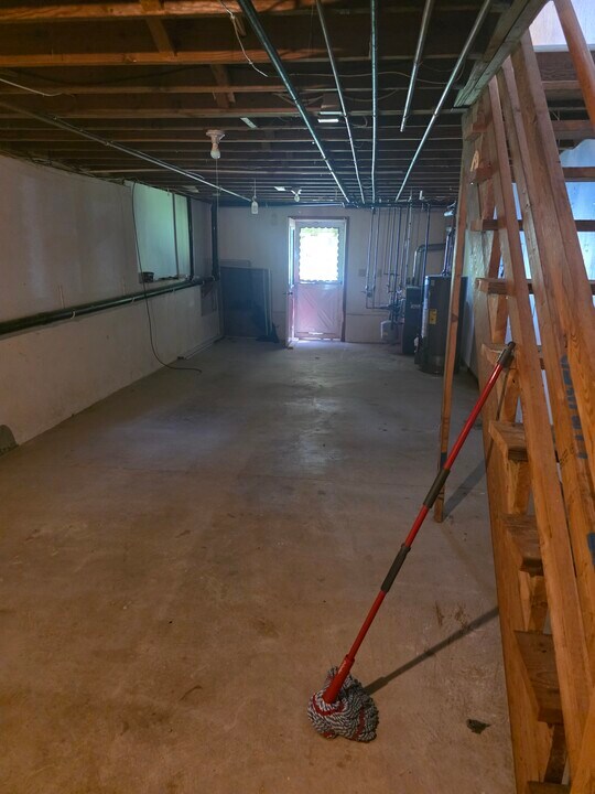 130 Hilliard St in Manchester, CT - Building Photo