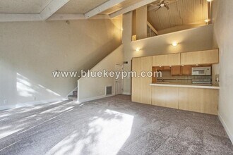 4 Touchstone Dr in Lake Oswego, OR - Building Photo - Building Photo