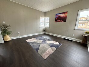 300 Charles St in Waterloo, IA - Building Photo - Building Photo