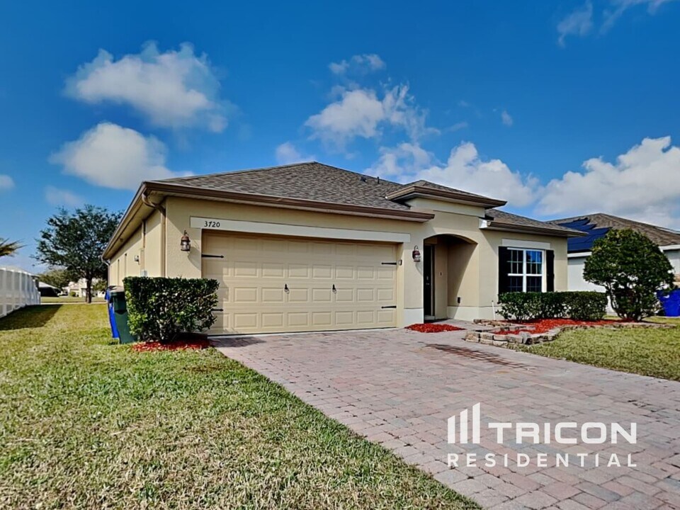 3720 Briarwood Estates Cir in St. Cloud, FL - Building Photo