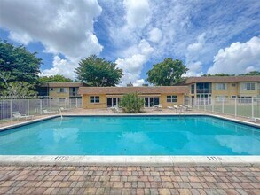 5140 SW 40th Ave in Fort Lauderdale, FL - Building Photo - Building Photo