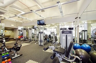 655 W Irving Park Rd, Unit 614 in Chicago, IL - Building Photo - Building Photo