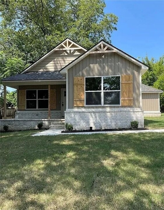 423 N 12th St in Van Buren, AR - Building Photo
