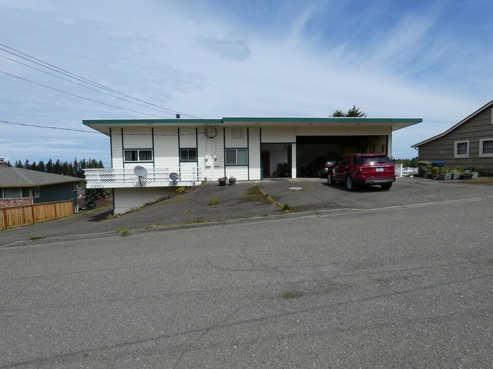1729 E 3rd St in Port Angeles, WA - Foto de edificio