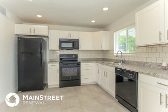 8017 N 38th Ave in Phoenix, AZ - Foto de edificio - Building Photo