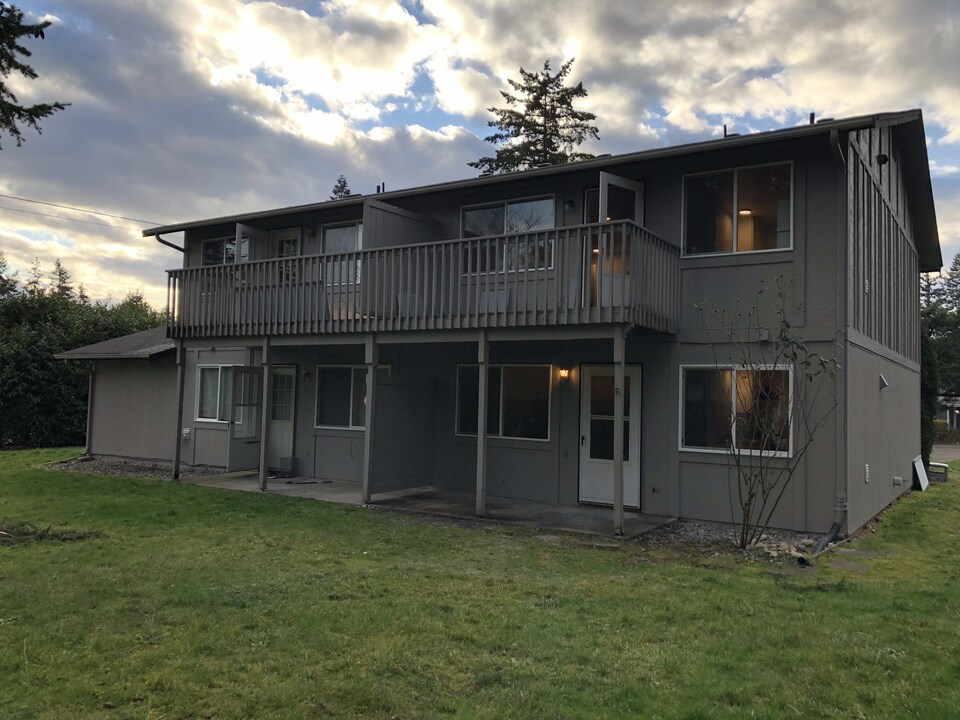 12113 114th Ave Ct E in Puyallup, WA - Building Photo