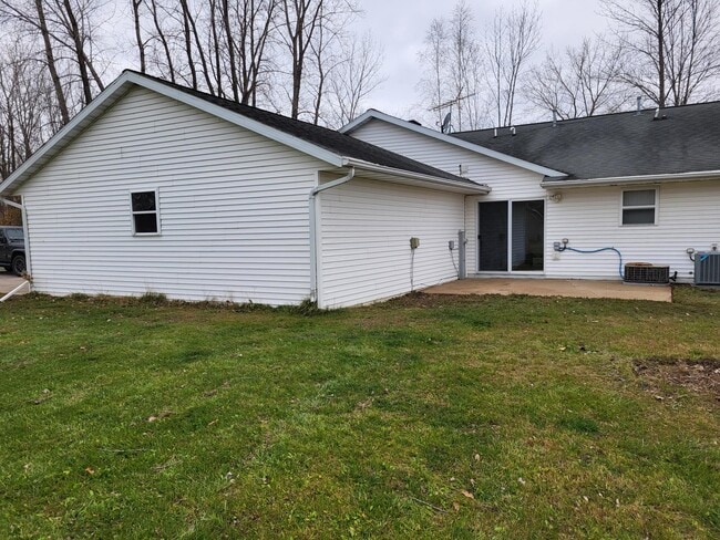 4944 Rosewood Ct in Little Suamico, WI - Foto de edificio - Building Photo