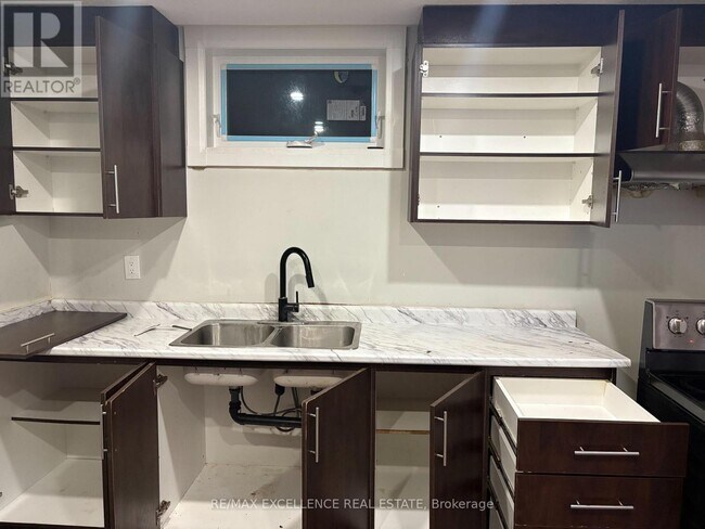 31 Bernick Dr in Barrie, ON - Building Photo - Building Photo