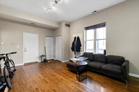 2605 N Hamlin Ave, Unit 3 in Chicago, IL - Building Photo - Building Photo