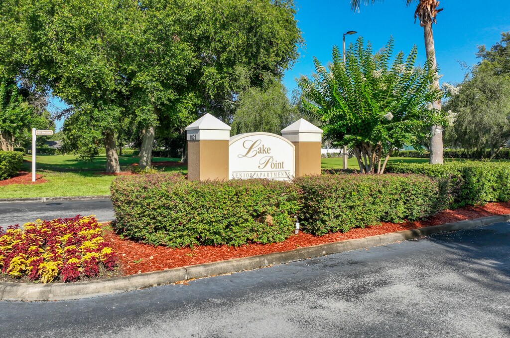 Lake Point Senior Apartments in Tavares, FL