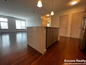 516 Harvard St, Unit 305 in Brookline, MA - Foto de edificio - Building Photo