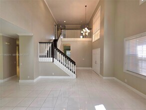 584 Cambridge Dr in Weston, FL - Building Photo - Building Photo