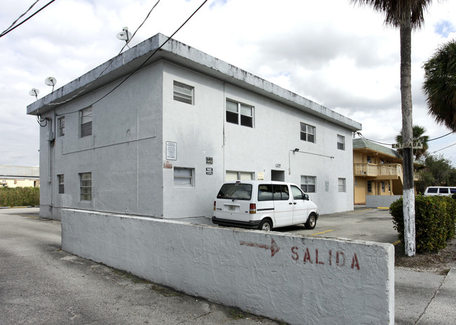 1099 W 71st St in Hialeah, FL - Foto de edificio - Building Photo