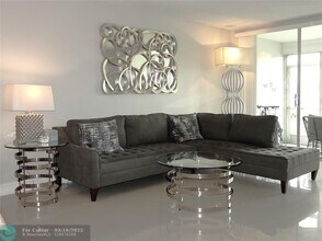 2701 S Palm Aire Dr in Pompano Beach, FL - Building Photo - Building Photo