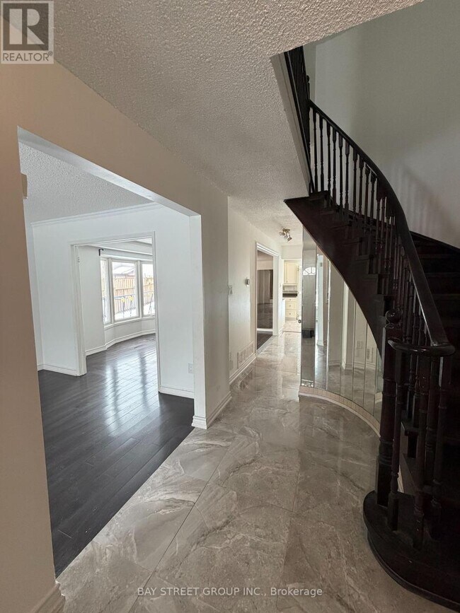 33 Winborne Rd in Vaughan, ON - Building Photo - Building Photo