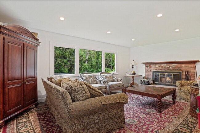 330 Cognewaugh Rd in Greenwich, CT - Building Photo - Building Photo