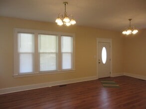 702 28th St in Vienna, WV - Foto de edificio - Building Photo