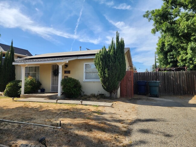 278 E Merritt Ave in Tulare, CA - Building Photo - Building Photo
