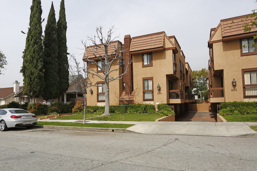 609 W Lexington Dr in Glendale, CA - Building Photo