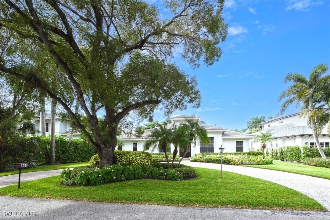 600 6th Ave N in Naples, FL - Foto de edificio