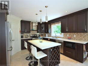 1609 Pilgrims Way in Oakville, ON - Building Photo - Building Photo
