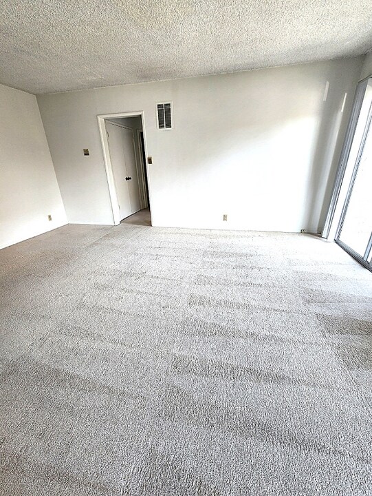 10550 Eastborne Ave in Los Angeles, CA - Building Photo