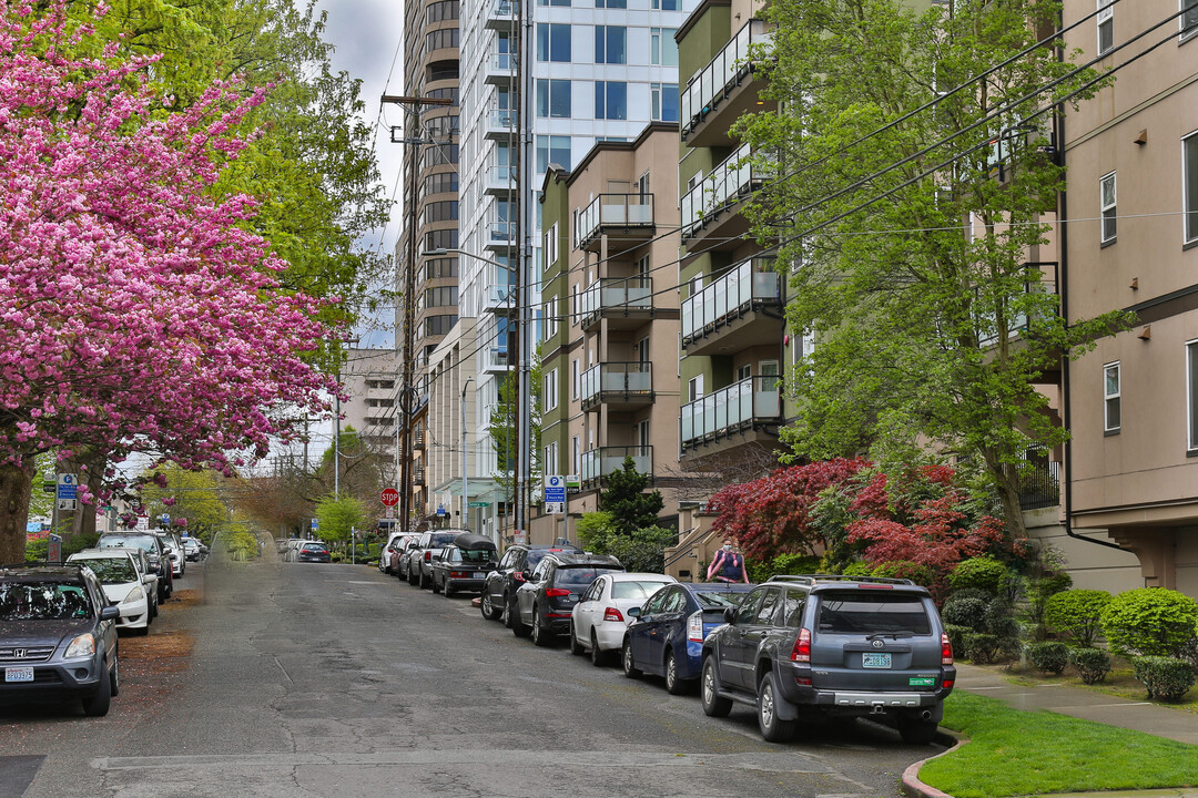 Charbonneau Apartments in Seattle, WA - Foto de edificio