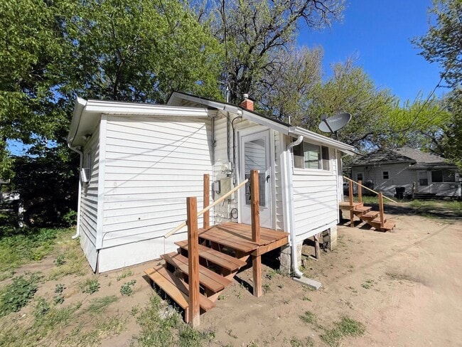 121 W 7th Ave in Hutchinson, KS - Building Photo - Building Photo