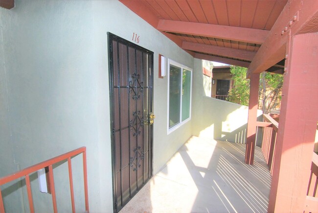 1040 W MacArthur Blvd in Santa Ana, CA - Building Photo - Building Photo